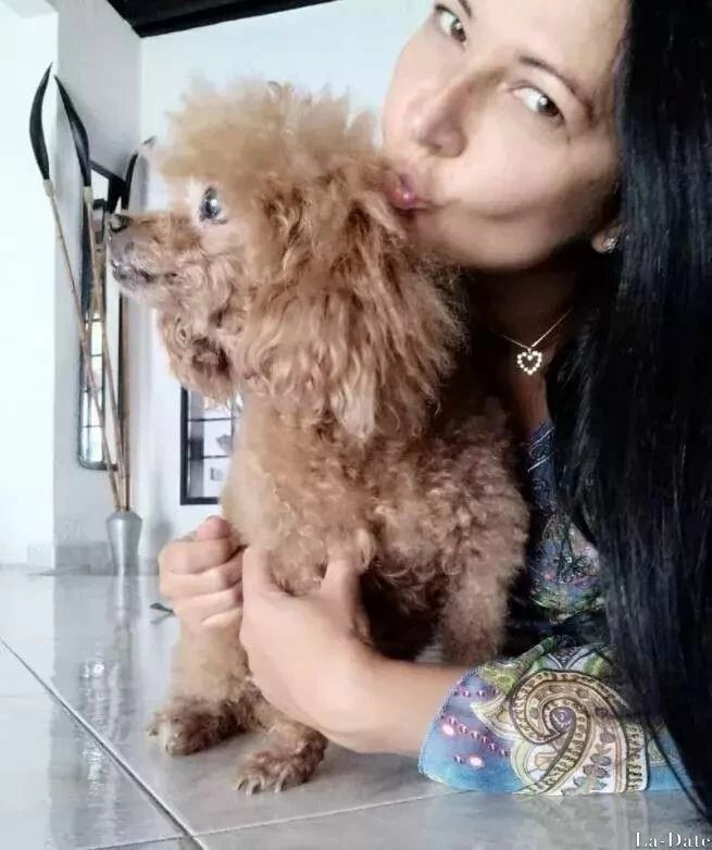 Emely Profile image 2