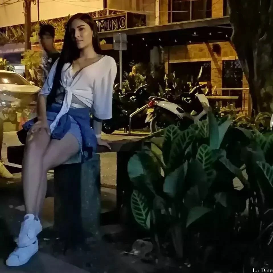 Laura Profile image 3