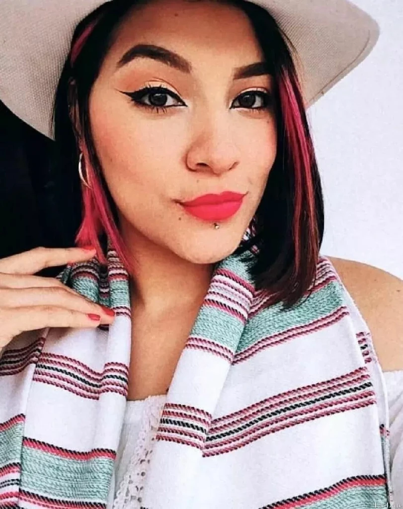 Paola Profile image 6