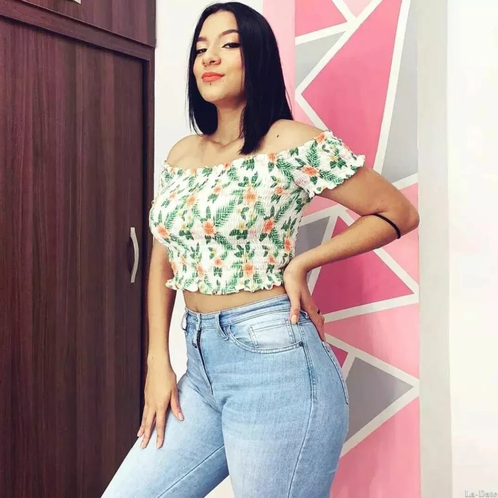 Paola Profile image 4